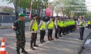 Babinsa Koramil 0201-14/PB Serka B Prayoga Pospam Ops Ketupat Toba 2023 RCW Jalan Ring Road