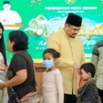 Masyarakat Kota Medan Hadir ke Open House Idul Fitri yang Digelar Bobby Nasution