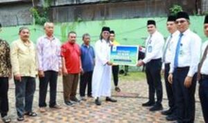 Dirut Perumda Tirtanadi Serahkan Sapi Qurban ke IPAM