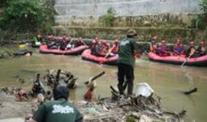 Hari Lingkungan Hidup Sedunia, Kec. Medan Polonia Turunkan Puluhan Petugas Bersihkan Sungai Babura