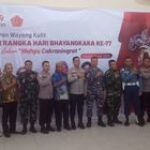 Komandan Koramil 0201-10/MM Kapten Inf Sabur Utomo Nonton Bareng Pagelaran Wayang Kulit