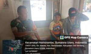 Babinsa Koramil 0201/PB Jalin Komsos Dengan Tukang Cukur Rambut