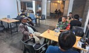 Sambil Pantau Wilayah Binaan Babinsa Melaksanakan Komsos