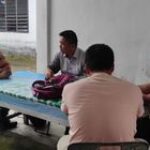 Babinsa Serda Roy C. Damamik Komsos dengan Guru SMP Swasta Cinta Damai Bahas Pencegahan Bullying di Sekolah