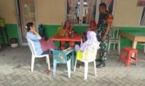 Babinsa Koramil 06/MS Jalin Komsos dengan Petugas Kebersihan Kelurahan Helvetia Tengah