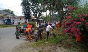 Babinsa Kelurahan Sei Putih Barat Gelar Gotong Royong Bersihkan Saluran Air Bersama Warga