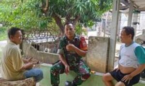 Babinsa Ajak Masyarakat Jaga Kebersihan Lingkungan Lewat Komsos di Namorambe