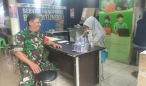 Babinsa Jalin Kedekatan dengan Warga di Tempat Reparasi HP