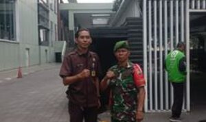 Babinsa Sertu J. Sidabutar Perkuat Sinergi Keamanan Lewat Komsos dengan Sekuriti Wilayah