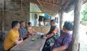 Babinsa Manfaatkan Warung Kopi Sebagai Media Komsos dengan Warga Binaan