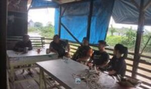 Babinsa Serda Rudi Darmansah Laksanakan Komsos dengan Warga di Wilayah Binaan