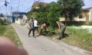 Ciptakan Lingkungan Sehat, Babinsa Ikut Kegiatan Gotong Royong Di Wilayah Binaan