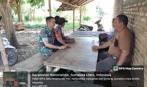 Babinsa Koramil 0201-14/PB Lakukan Komsos dengan Warga di Dusun 1 Desa Batu Penjemuran