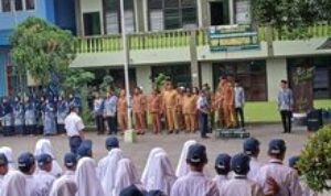 Lurah dan Babinsa Medan Timur Peringatkan Bahaya Kenakalan Remaja dalam Upacara di SMP Muhammadiyah 57