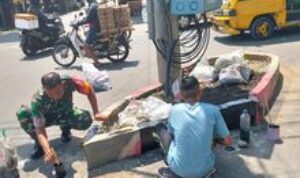 Semangat Gotong Royong, Babinsa Koramil 0201-03/MD Bersama Kepling dan Warga Laksanakan Pengecatan Trotoar di Kelurahan Indrakasih