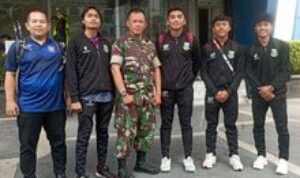 Babinsa Pantau Kontingen Hockey Indoor Banten Bergerak Menuju Pertandingan di Medan Tembung