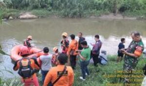Babinsa Koramil 0201-08/MA Serka S.Sitopu Ikut Melakukan Pencarian Korban Tenggelam Di Sungai Deli