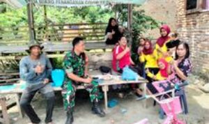 Babinsa Serda Pirman Siregar Komsos dengan Orang Tua di Pematang Johar: Himbau Jaga Anak dari Pengaruh Negatif