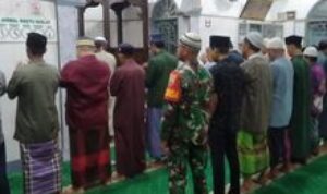 Salah Satu Kegiatan Babinsa Koramil 0201-16/TM Laksanakan Sholat Subuh Desa Binaan