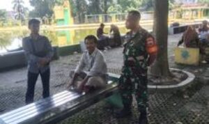 Babinsa Kelurahan Kenangan Baru Laksanakan Komsos untuk Tingkatkan Keamanan Lingkungan