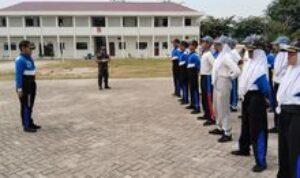 Membentuk Karakter Dan Disiplin, Babinsa Koramil 0201-05/MB Berikan Pelatihan Peraturan Baris Berbaris (PBB) Di SMAN 2 Medan
