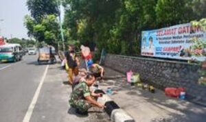 Babinsa Pantau Pengecatan Trotoar di Jalan Perintis Kemerdekaan, Medan Perjuangan