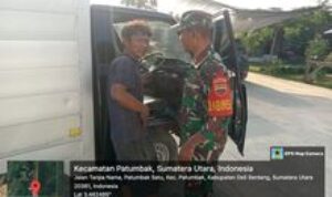 Babinsa Serka Wilopo Ajak Warganya Patuh Lalu Lintas saat Komsos di Patumbak
