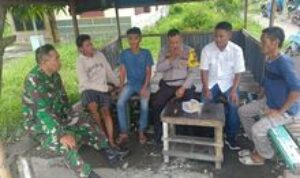 Babinsa dan Bhabinkamtibmas Titipapan Mendengarkan Aspirasi Warga Terkait Kamtibmas
