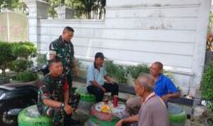 Babinsa Koramil 0201-01/MP Serka SM Simangunsong Lakukan Komsos dengan Warga Kelurahan Kesawan untuk Jaga Keamanan Wilayah