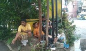 Babinsa Koramil 0201-01/MP Sertu Suprayitno Gelar Komsos Bersama Petugas Kebersihan di Jl. Sekip