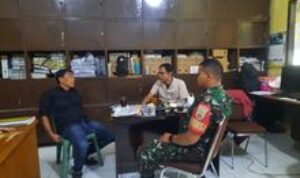 Babinsa Serda Juanda komsos bersama aparat kelurahan Atasi Dampak Banjir