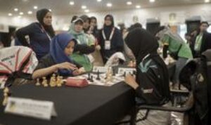 Antusiasme Penonton Saksikan Pertandingan Catur PON 2024 di Lobi Hotel Mikie Holiday
