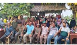 Zainuddin Purba Makan Bersama Masyarakat di Tengah Sawah dengan Menu Bakso dan Nasi Goreng Kampung