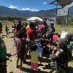 Peringati HUT Ke-79 TNI, Satgas Yonif 323 Kostrad Gelar Pelayanan Kesehatan dan Berbagi Pakaian