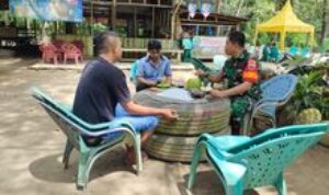 Babinsa Koramil 0201-07/MT Jalin Keakraban dengan Warga Melalui Komsos