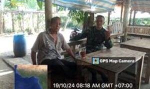 Babinsa Koramil 0201-14/PB Sertu Agus Mawan Laksanakan Komsos di Warung Warga Tuntungan II