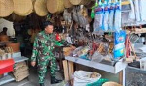 Babinsa Koramil 03/Serengan Aktif Komsos di Pasar Harjodaksino, Bangun Kerjasama dengan Masyarakat