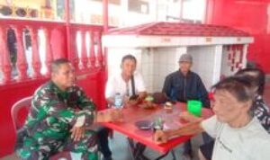 Babinsa Koramil 0201-01/MP Sertu Rahmansyah Gelar Komsos di Klenteng Kwhan Twkong, Ajak Warga Jaga Keamanan Lingkungan