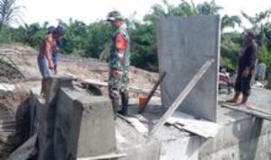 Sertu Achyaris Bantu Pembuatan Pintu Klep Air Di Desa Karang Gading