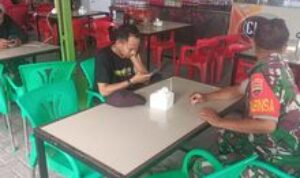 Melalui Komsos, Babinsa Serma Bambang K Pererat Silaturahmi dengan Warga Binaan