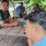 Komsos dengan Warga Binaan, Babinsa Menghimbau Agar Selalu Menjaga Kebersihan Lingkungan Sekitar Rumah