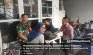 Babinsa Serda Mariunus Zalukhu Jalin Keakraban dengan Warga Kelurahan Timbang Deli