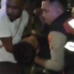 Patroli Polisi Sigap Evakuasi Pengendara Motor yang Tabrak Pembatas Jalan di Daan Mogot Jakbar