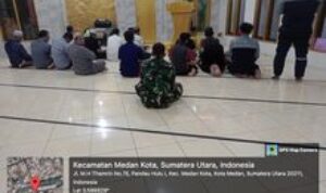 Babinsa Kelurahan Pasar Merah Barat Laksanakan Sholat Subuh di Masjid Al-Munawarah