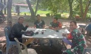 Babinsa Koramil 07/MT Jalin Komsos dengan Warga Desa Simalingkar B