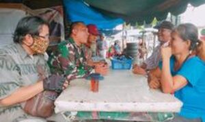 Babinsa Koramil 0201-04/Medan Kota Jalin Komsos dengan Warga di Warung Kopi Kelurahan Masjid