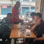 Babinsa Koramil 0201-01/MP Gelar Komsos dengan Lurah Kesawan Bahas Keamanan dan Pembangunan