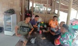 Babinsa Koramil 0201-14/PB Tingkatkan Silaturahmi Lewat Komsos di Desa Namo Rih