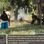 Babinsa Desa Mekar Sari Laksanakan Gotong Royong Bersama Warga Bersihkan Lapangan