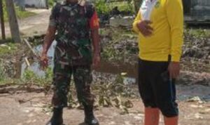 Antisipasi Banjir, Babinsa Koramil 0201-10/MM Komsos dengan Kepala PU dan Kepling di Medan Labuhan